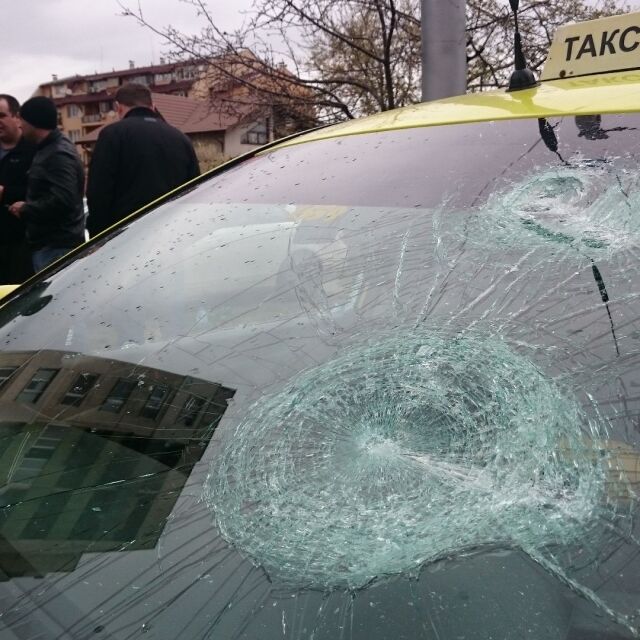 Саморазправа на пътя: След лека катастрофа мъж нападна с бухалка таксиджия 
