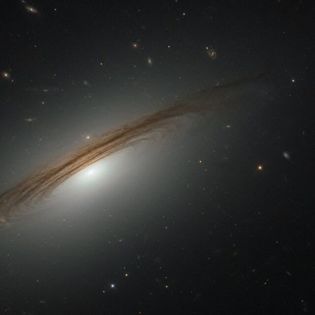Нова огромна галактика променя разбирането ни за Вселената