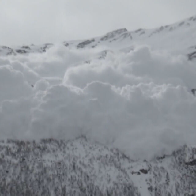 Лавина затрупа скиори в Австрия