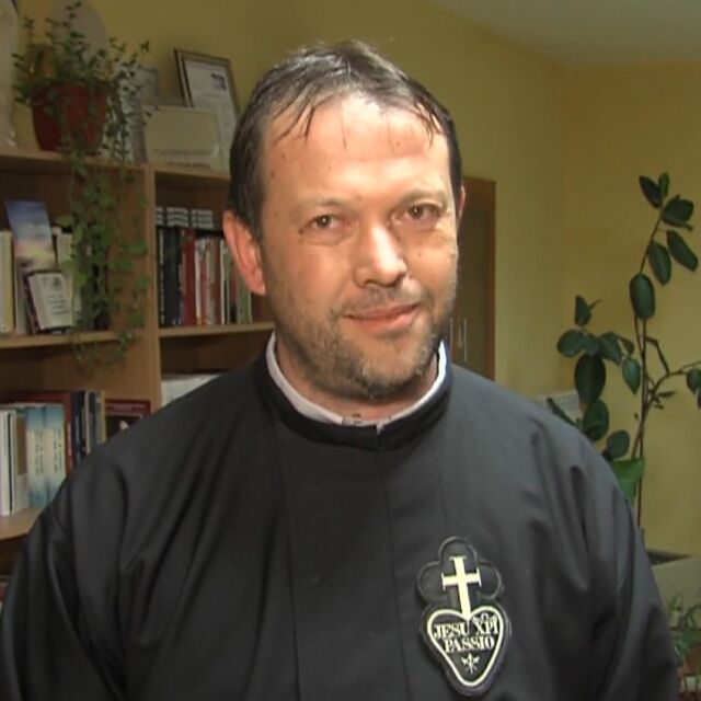 Настоятелят на отец Кортези: Усложнената, точно преди избори, обстановка наложи изтеглянето му