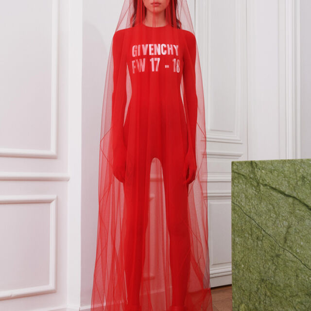 30 снимки в Код: Червено от Givenchy 
