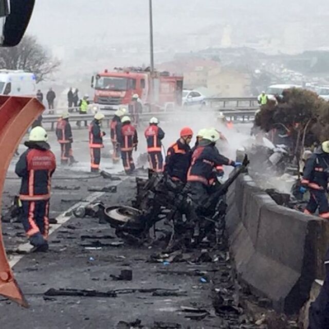 Хеликоптер се разби в Истанбул, загинали са петима