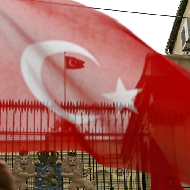 Турско знаме се развя над холандското консулство в Истанбул (ВИДЕО)