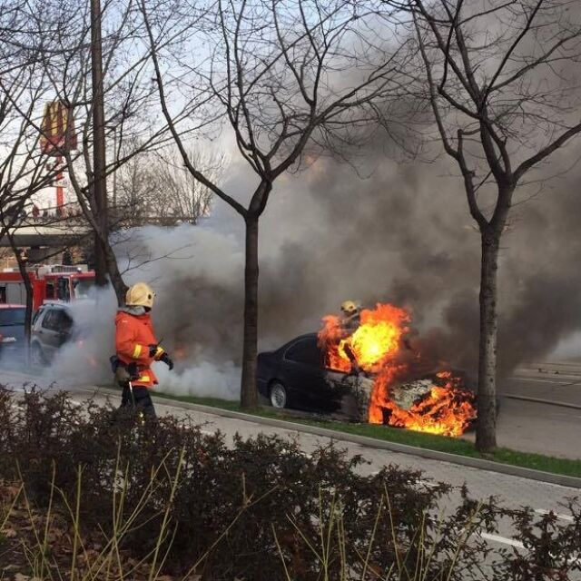 Четири коли изгоряха до Моста на влюбените в София (СНИМКИ И ВИДЕО)