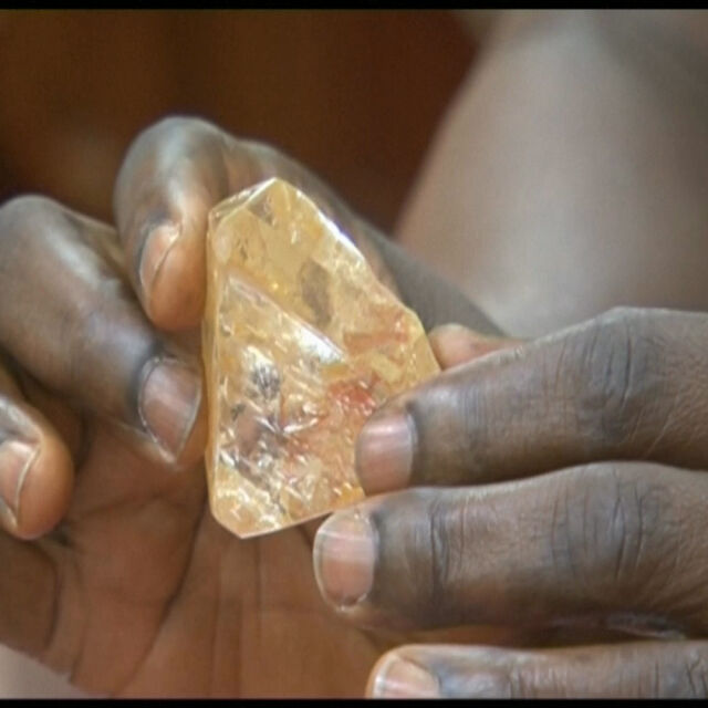 Християнски пастор откри 706-каратов диамант и го предаде на властите