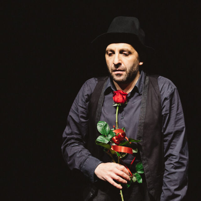Обновеният театър „Азарян” отвори врати с моноспектакъл на Мариус Куркински