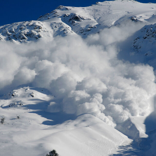 Под снега: Затрупани от лавина успяха да се спасят