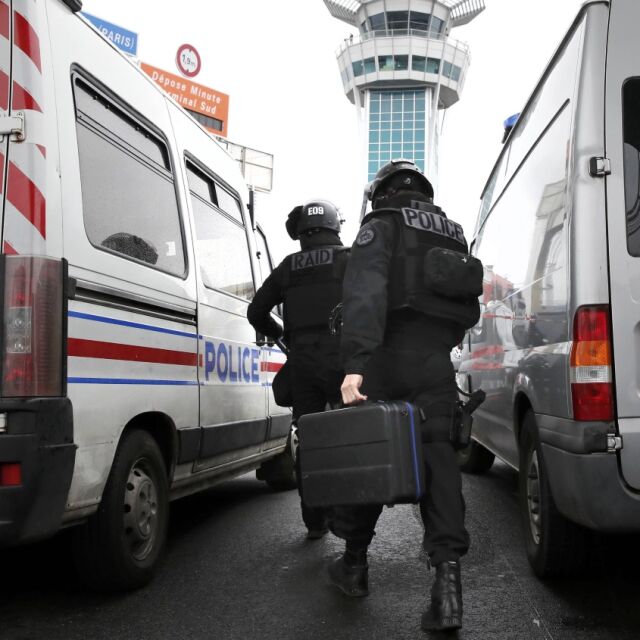 Войници застреляха мъж на парижкото летище „Орли“