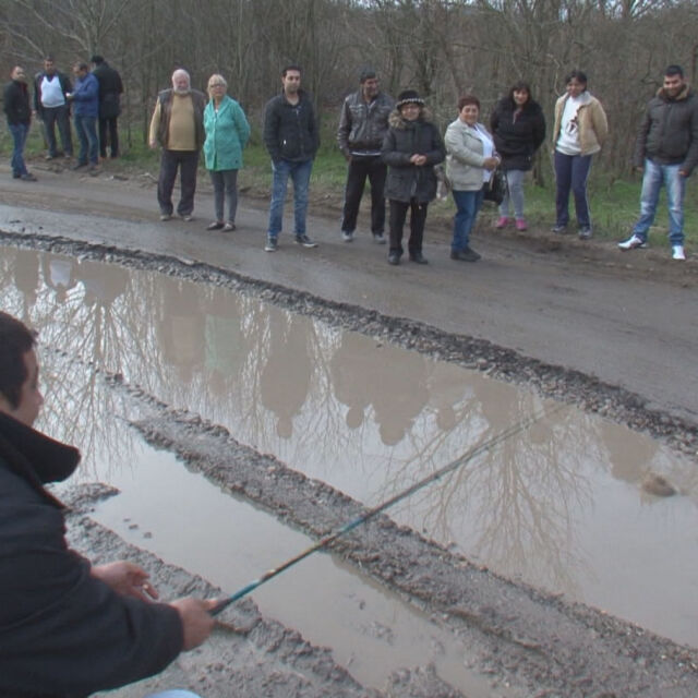 Жители на стражишкото село Виноград също протестират срещу дупките на пътя