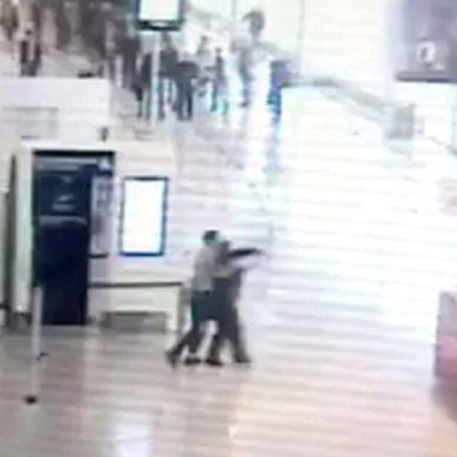 Камера показва нападението на парижкото летище "Орли" (ВИДЕО)