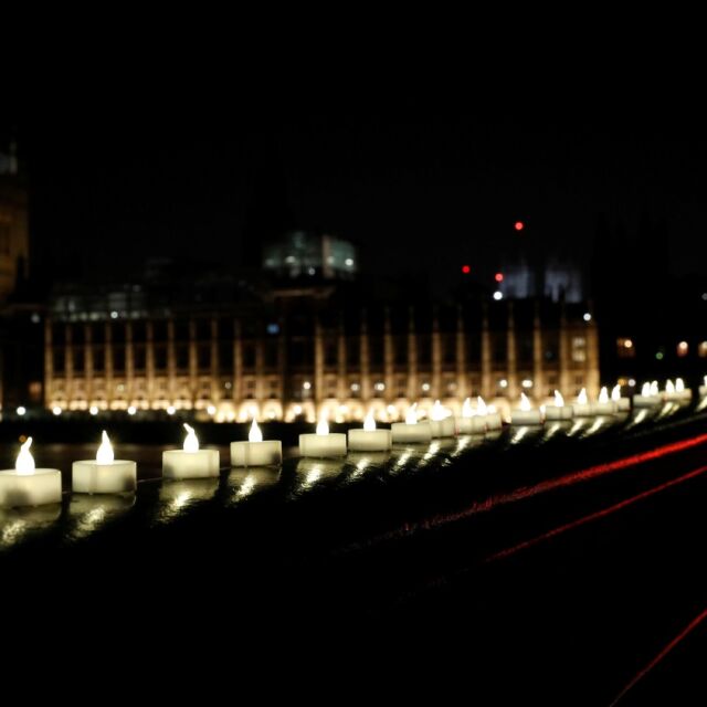 Лондончани почетоха жертвите на атентата с бдение (СНИМКИ, ВИДЕО)