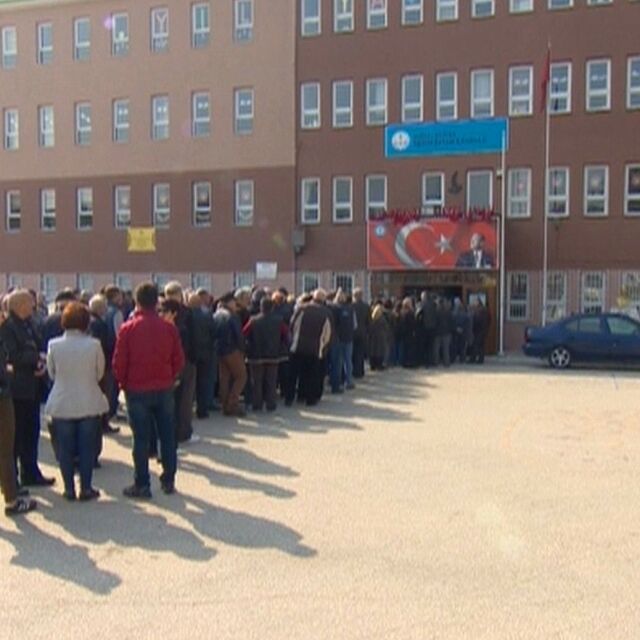 Въпреки опашките и скандалите, в Турция гласуваха хиляди