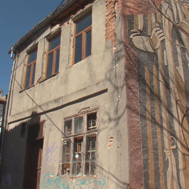 Рушаща се къща във Велико Търново застрашава десетки туристи и минувачи