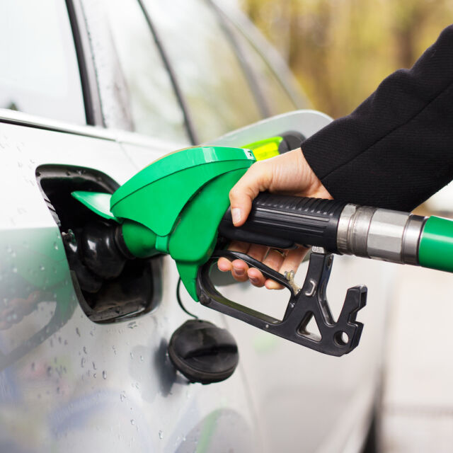 Цените на горивата у нас вероятно ще продължат да падат
