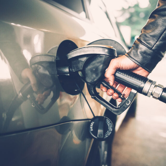 Собственик на бензиностанция: В рамките на три дни необичайно рязко се вдигнаха цените на горивата