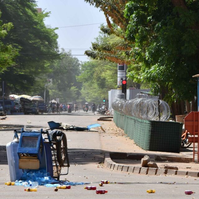 Трийсет убити и над 70 ранени при атаките срещу френското посолство в Буркина Фасо