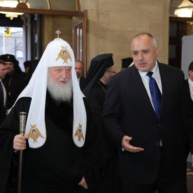 Бойко Борисов подари на патриарх Кирил камък от Троянския манастир, а получи икона