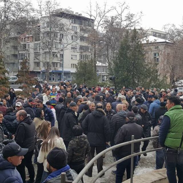 Стотици поискаха лекарят, обвинен в убийството на крадец в Пловдив, да бъде освободен