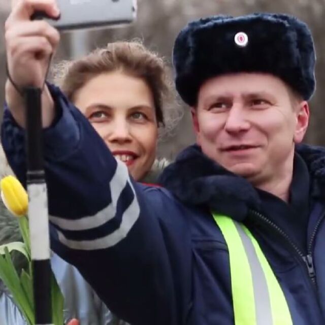 Руски полицаи изненадват дами с цветя на 8 март 