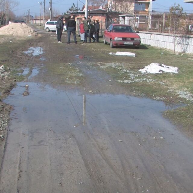 В Горно Ботево местните са принудени сами да настилат улицата до дома си 