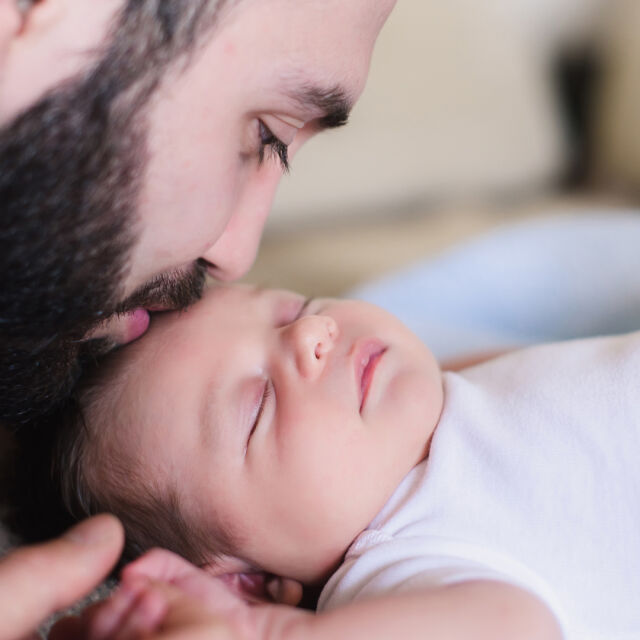 Новородените бебета, които приличат на бащите си, са по-здрави 