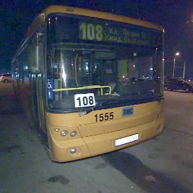 Автобус беше нападнат с камъни в движение в София