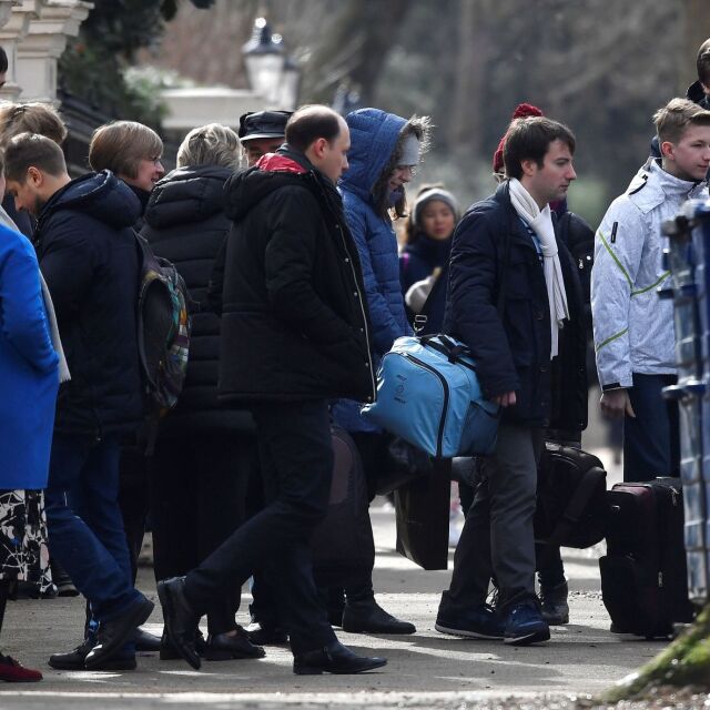 Изгонените руски дипломати напускат Лондон (ВИДЕО И СНИМКИ)