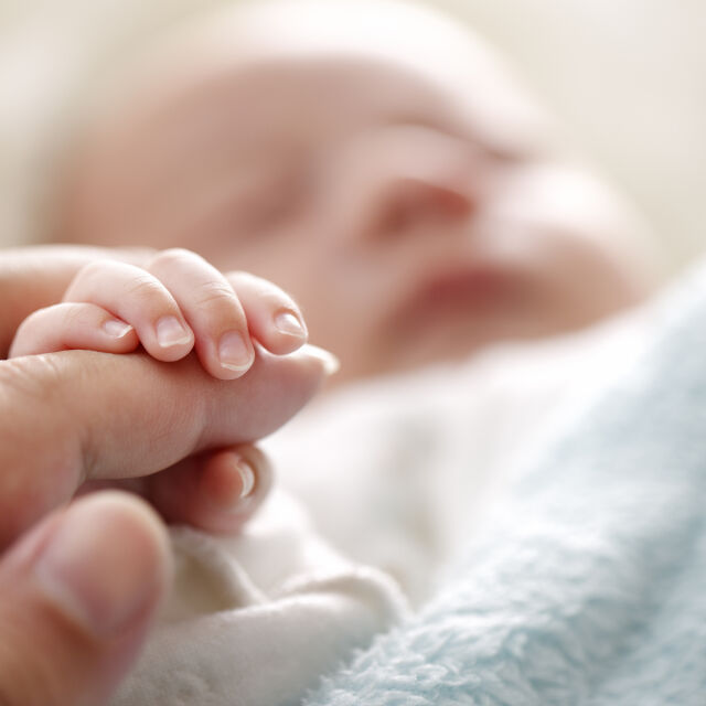 С донорска яйцеклетка: 52-годишна жена родила здраво бебе след инвитро