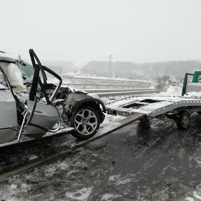 Тежка катастрофа затвори главен път Е-79 край Шарков чифлик