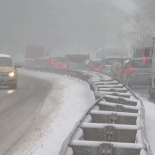 Заради снега и почистването затварят временно пътища за камиони