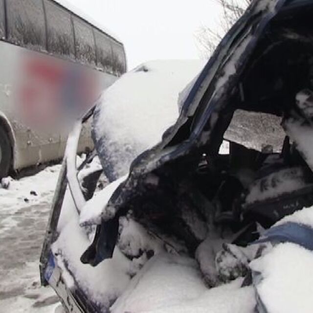 Верижна катастрофа затвори пътя Русе – Бяла: Удариха се автобус, тир и две коли