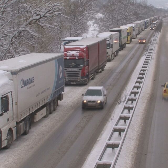Нови снеговалежи и транспортни проблеми по пътищата и днес