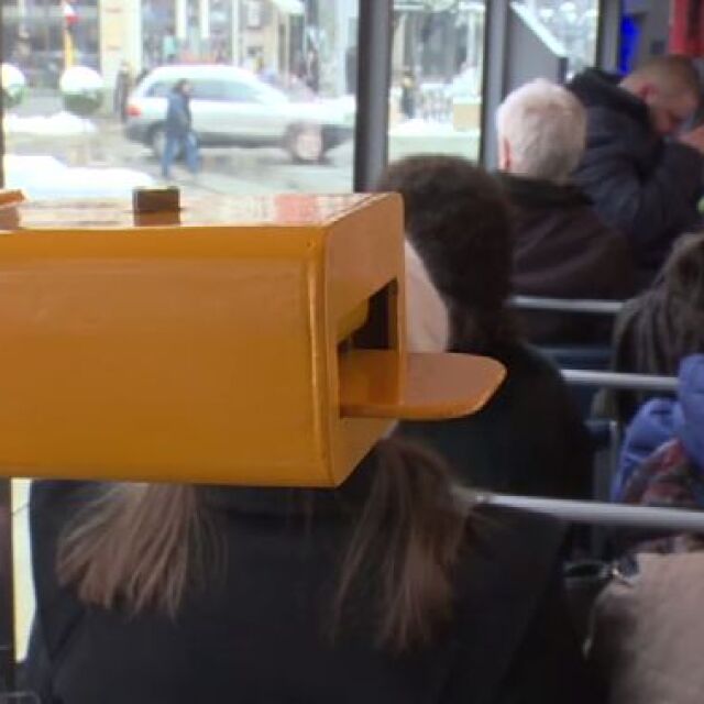 Мъж без билет напръска с лютив спрей контрольорки в столичен автобус