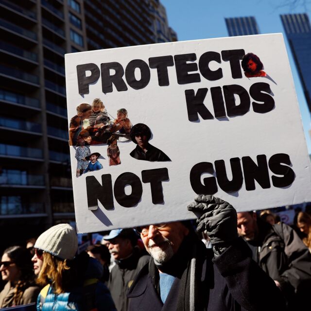 Масови протести с искане за по-строг контрол върху огнестрелните оръжия в САЩ
