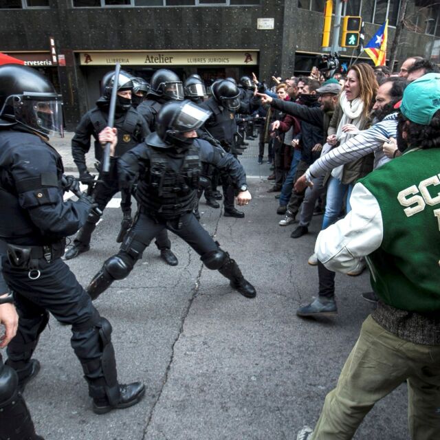 Сблъсъци между демонстранти и полиция в Барселона 