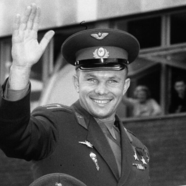Самолетът на Гагарин се разбил заради грешна команда от Земята