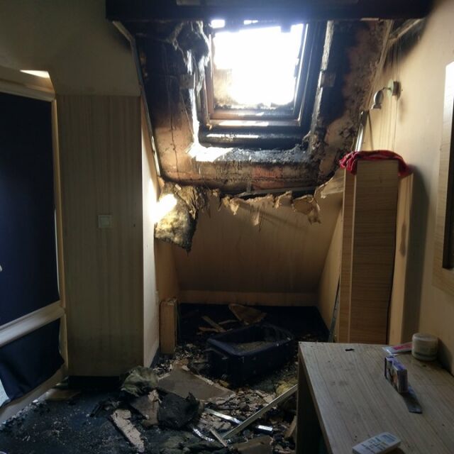 Така изглеждат стаите в изгорялото общежитие в „Студентски град” (СНИМКИ)