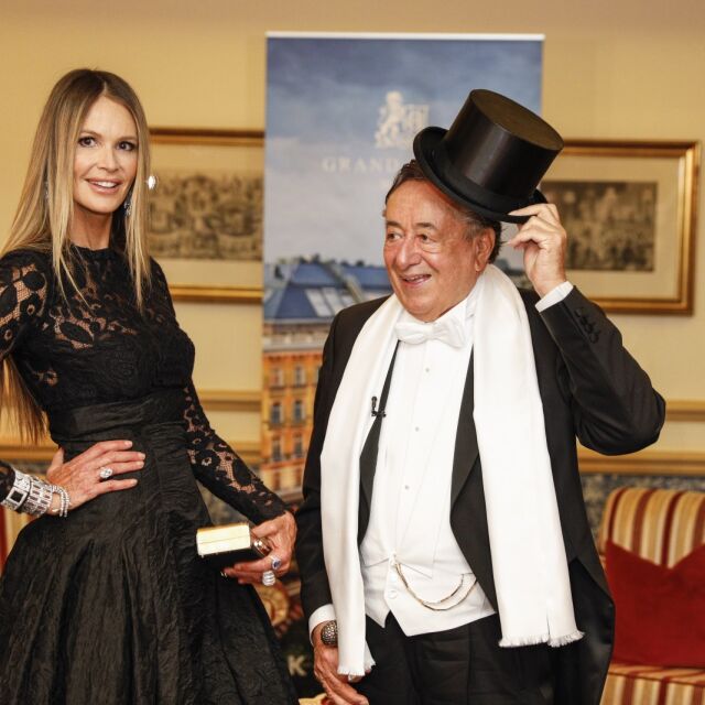 Ел Макферсън с рокля на българска дизайнерка на Виенския бал