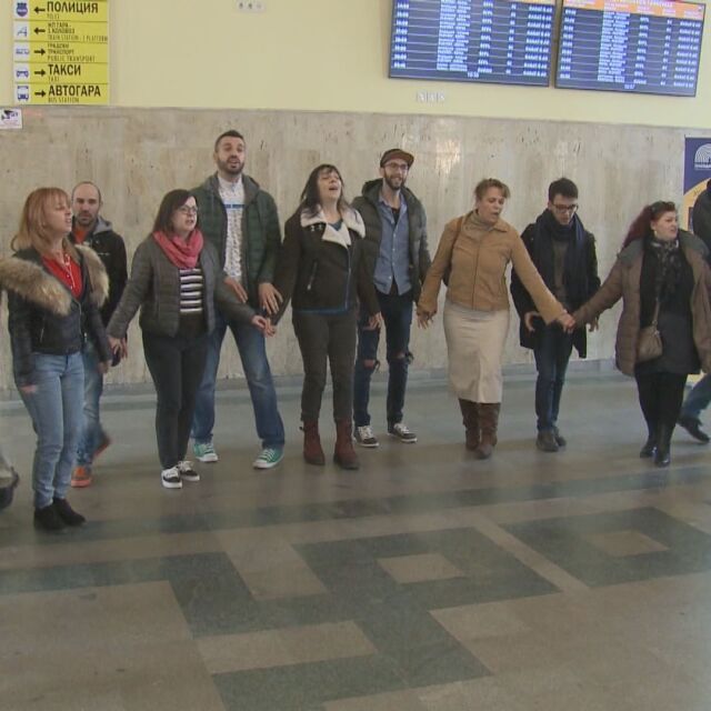 Хористи поднесоха изненада на централната гара в Пловдив