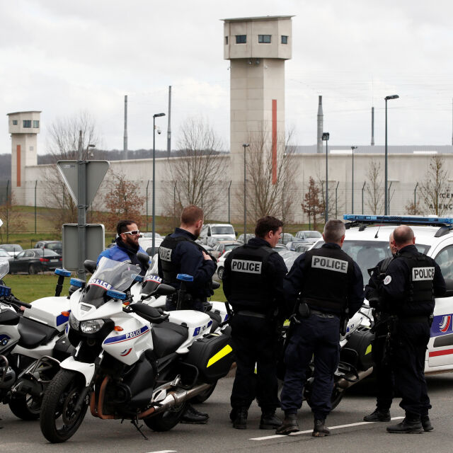 След 10-часова блокада: Заловиха затворника, ранил двама охранители във Франция