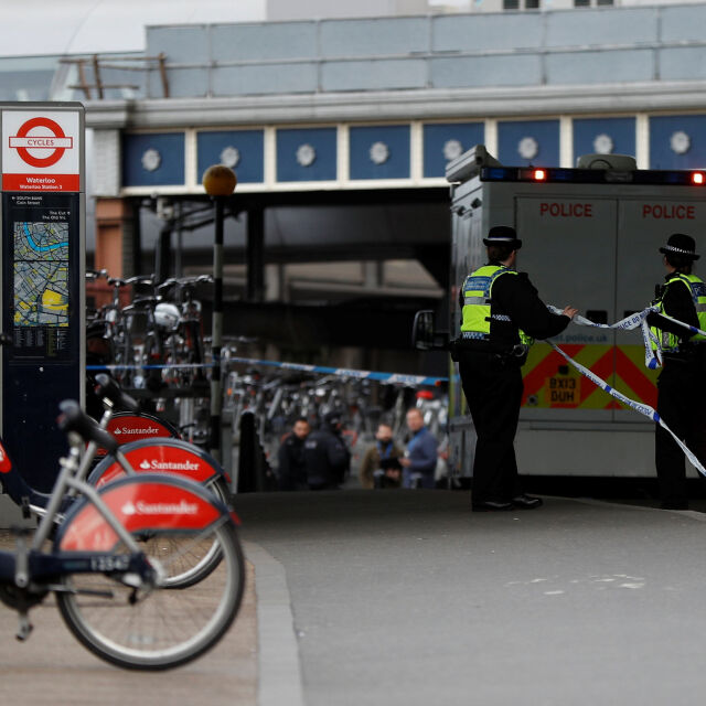 Три малки бомби са били изпратени до две летища и голяма жп гара в Лондон