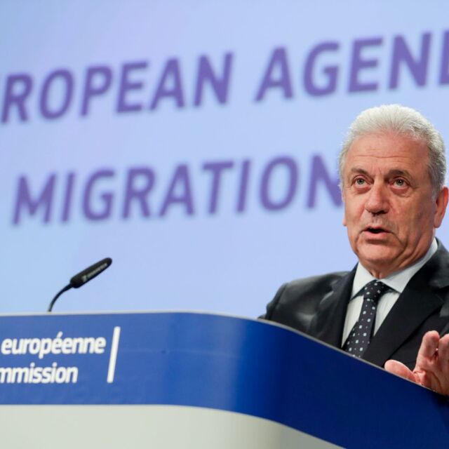 Еврокомисарят Аврамопулос: Кризата с мигрантите свърши 