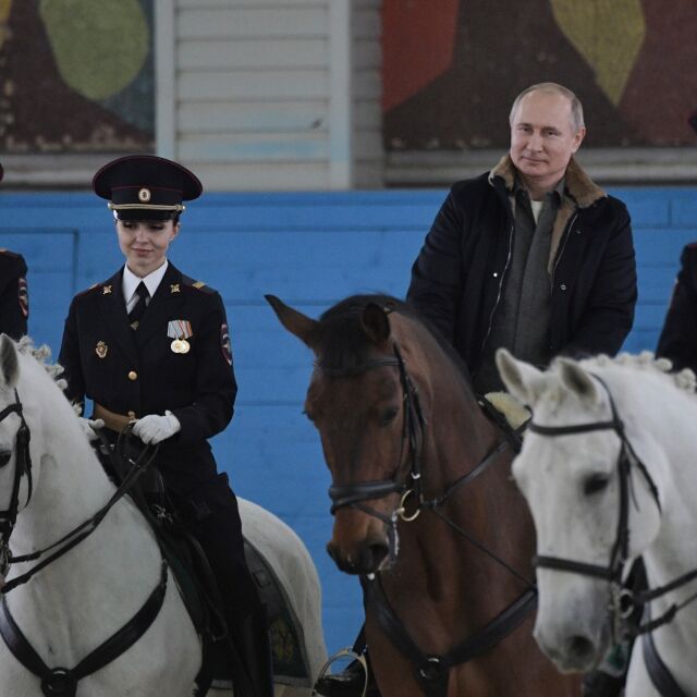 Путин на кон пред дамите от московската полиция (ВИДЕО и СНИМКИ)