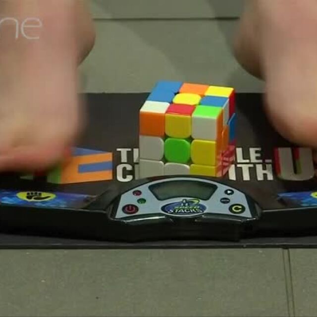 Тийнейджър подрежда с крака кубчето на Рубик за 17 секунди! (ВИДЕО)