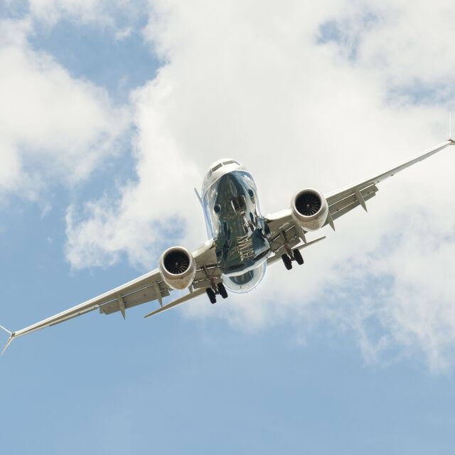 „Боинг” временно спира производството на самолет „737 Mакс”