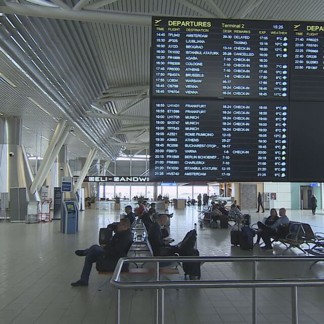 Пътниците от спрения "Боинг 737 Макс 8" с почти 20 часа престой в София 