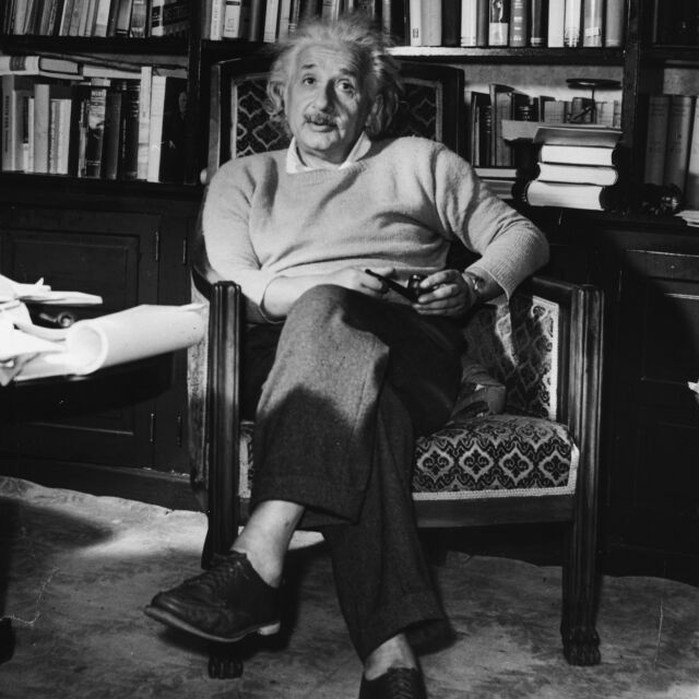 Алберт Айнщайн ~ Гравитацията не е отговорна за тези, които падат в капана на любовта