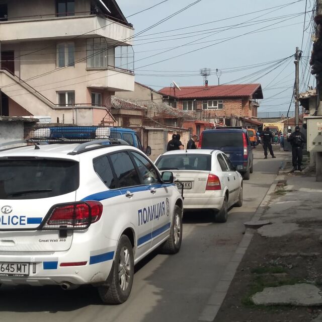 Полиция и жандармерия влязоха в ромската махала на Бургас (СНИМКИ)