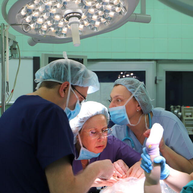 Лекари от ВМА и „Пирогов” оперираха бебе на 1 г. с рядък тумор