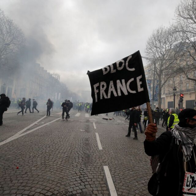 Сблъсъци и насилие на протеста на „жълтите жилетки“ в Париж (ВИДЕО)